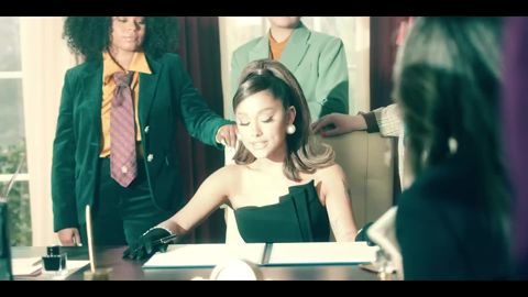 Ariana Grande - positions (official video), 01:01