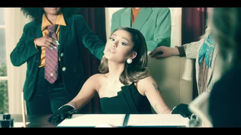Ariana Grande - positions (official video), 01:02