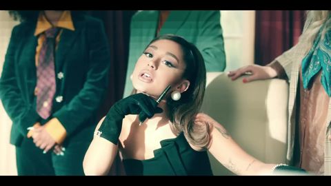 Ariana Grande - positions (official video), 01:10