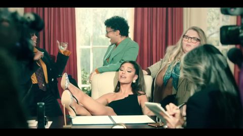 Ariana Grande - positions (official video), 01:35
