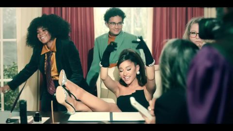 Ariana Grande - positions (official video), 01:35
