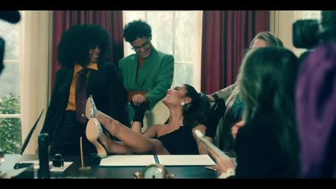 Ariana Grande - positions (official video), 01:38