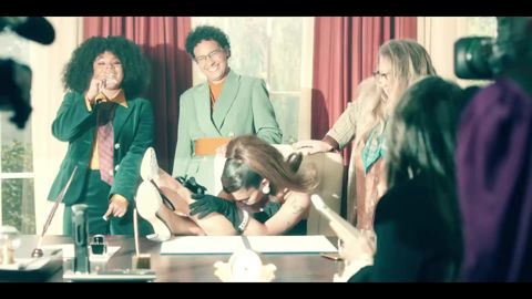 Ariana Grande - positions (official video), 01:39
