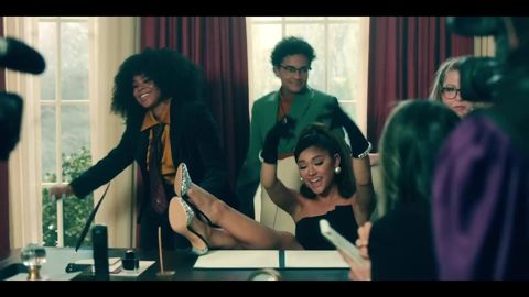 Ariana Grande - positions (official video), 01:46