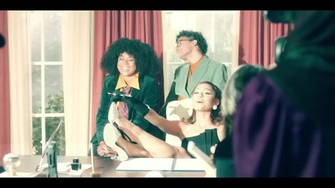 Ariana Grande - positions (official video), 01:46