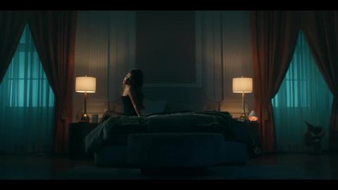 Ariana Grande - positions (official video), 02:18