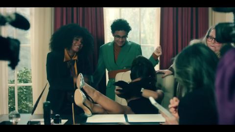 Ariana Grande - positions (official video), 02:24