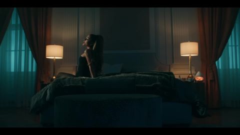 Ariana Grande - positions (official video), 02:27