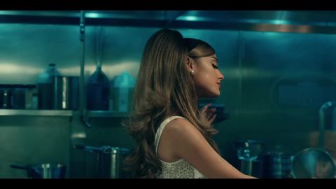 Ariana Grande - positions (official video), 02:44