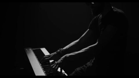 Jonathan Roy - Keeping Me Alive (Live Acoustic Performance), 01:45